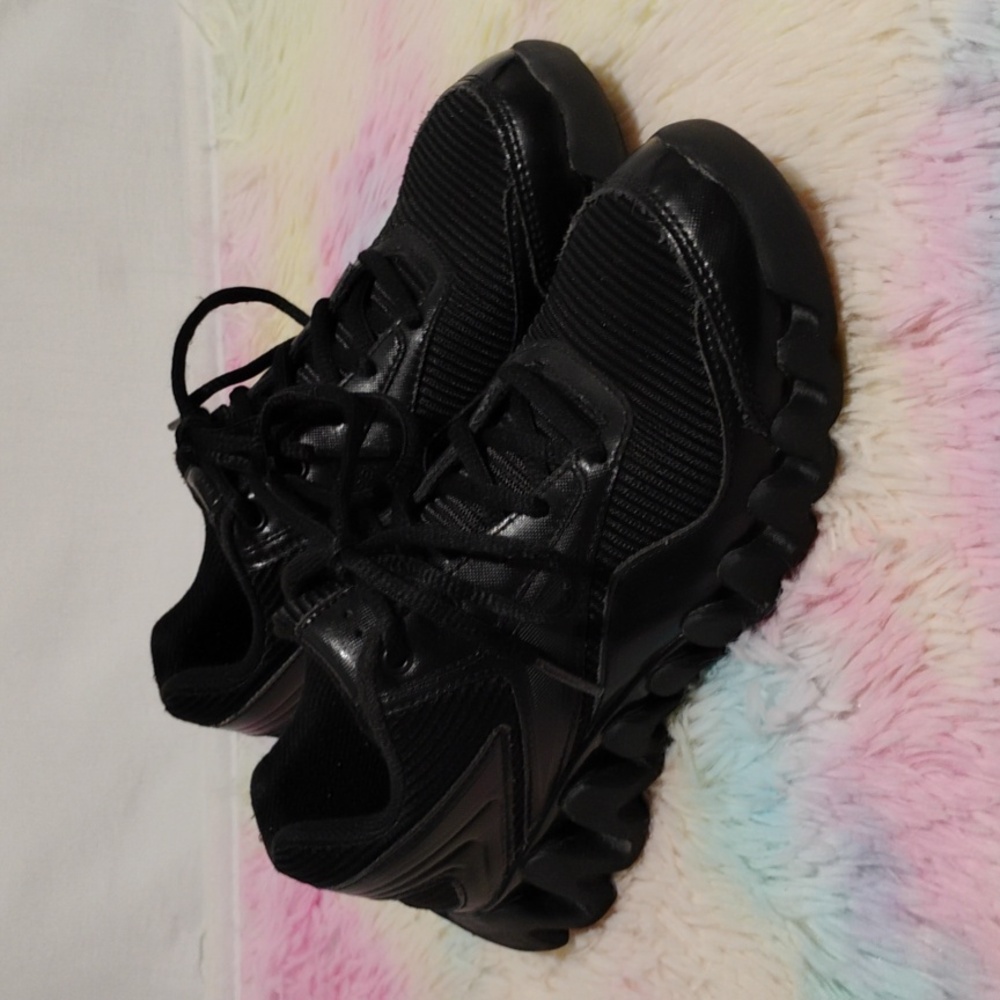 (D-56) Reebok Zig Zag Youth Male Shoes Sz.2